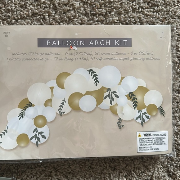 Gold party decorations full set in includes everything - Picture 3 of 5